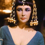 Elizabeth Taylor como la reina egipcia "Cleopatra" en la producción épica de 1963